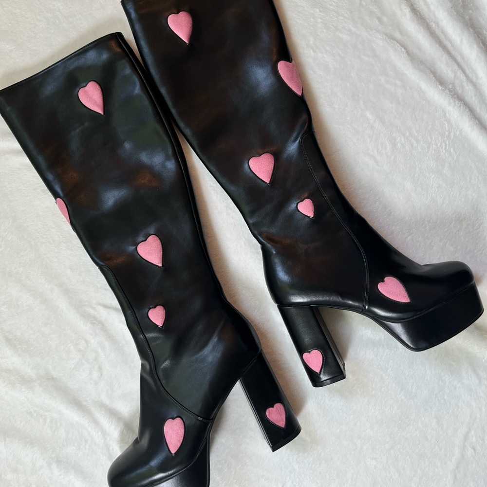 SZ 10 LAMODA KNEE HIGH BLACK BOOTS W/ PINK HEARTS NEVER WORN